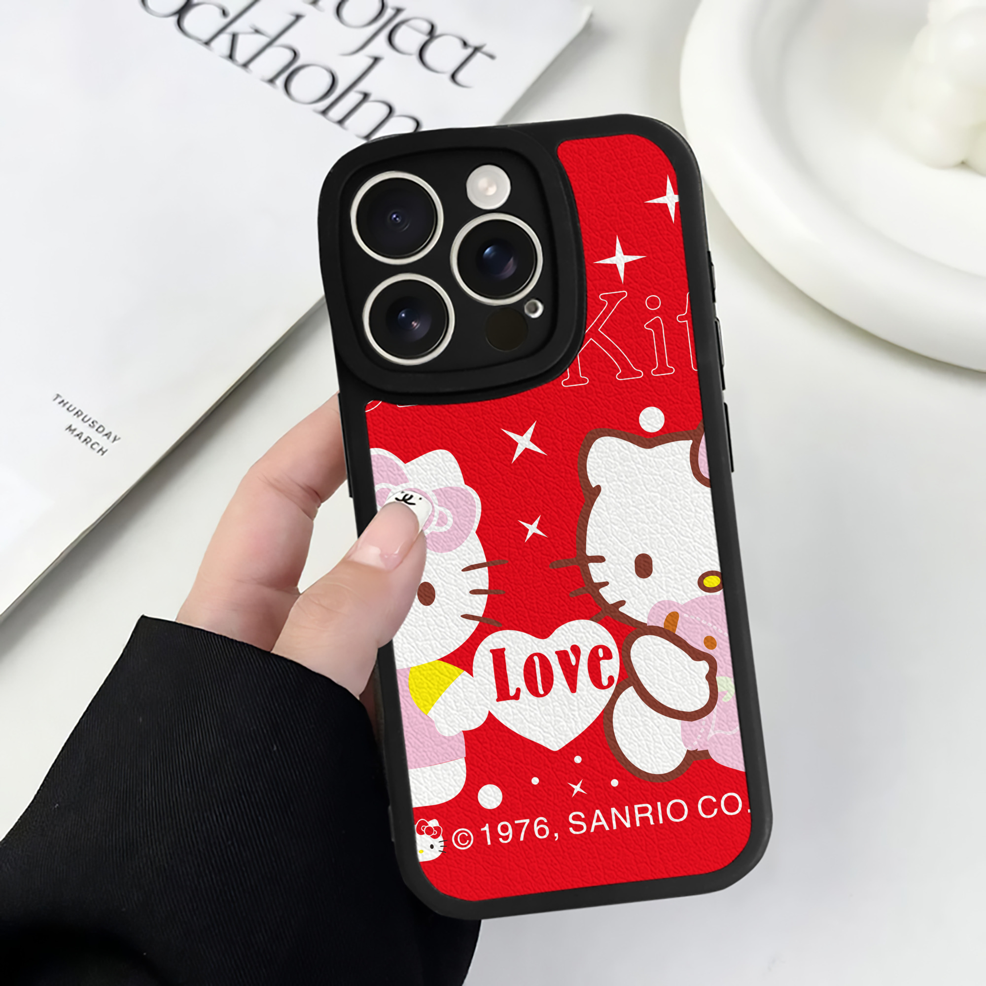 （画像用） Hello Kitty ハローキティ 【iPhone 16シリーズ対応】シリコンスマホケース（レザー調） 材質：シリコン